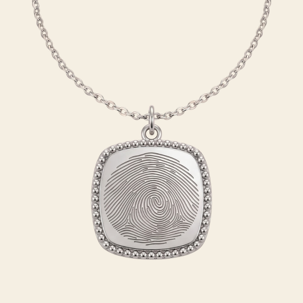 Collier carré perlé gravé d'une empreinte digitale – Atelier Ysole, vue 2