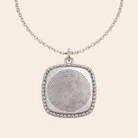 Collier carré perlé gravé d'une empreinte digitale – Atelier Ysole, vue 2