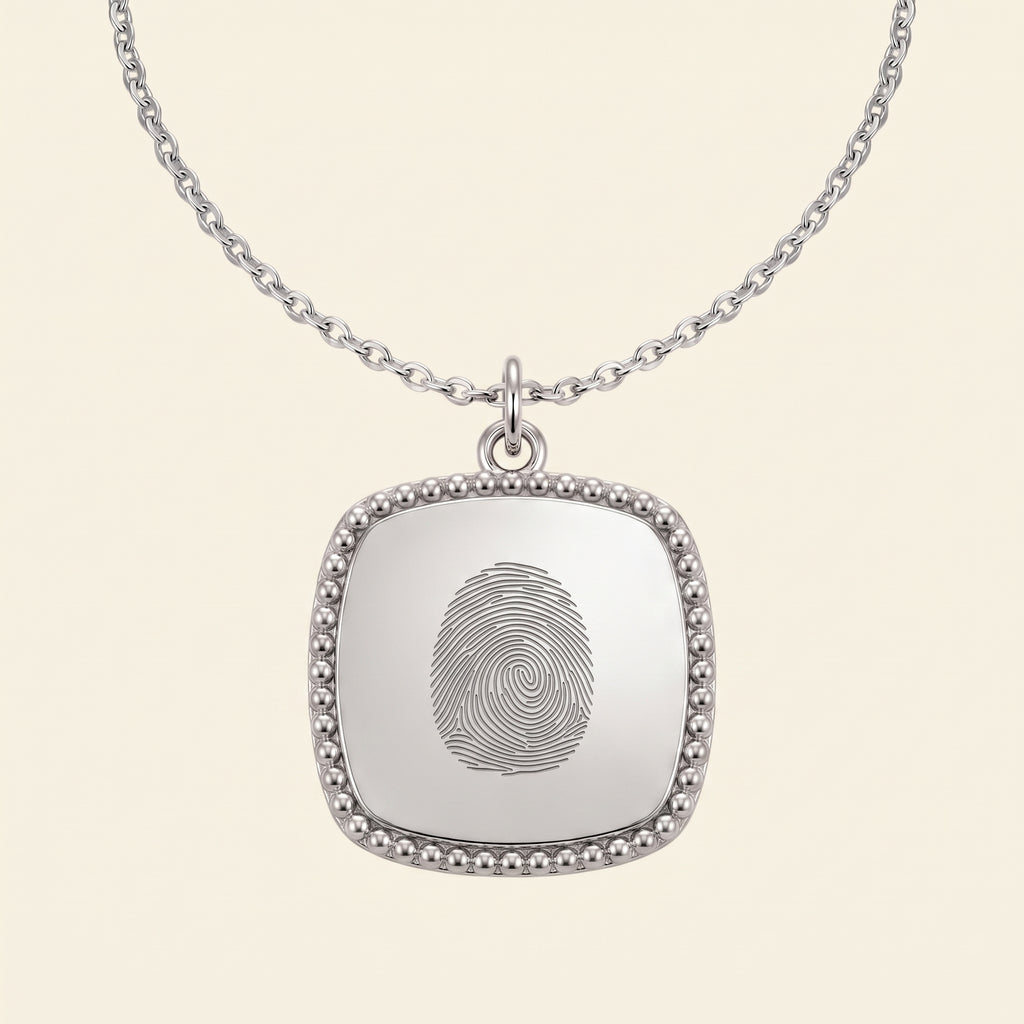 Collier carré perlé gravé d'une empreinte digitale – Atelier Ysole, vue 4