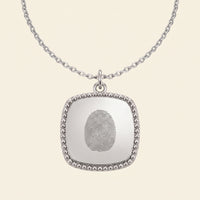 Collier carré perlé gravé d'une empreinte digitale – Atelier Ysole, vue 4