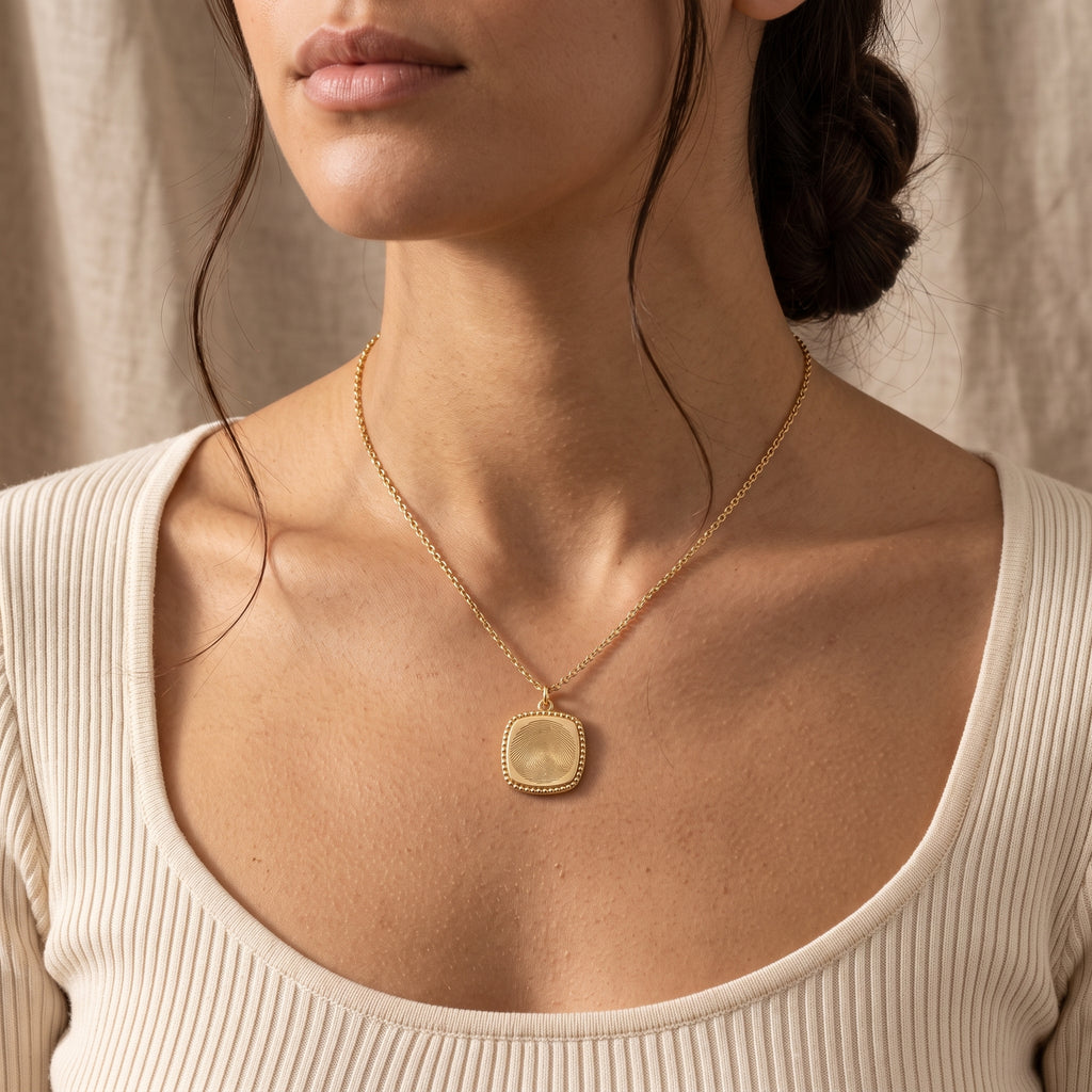 Collier carré perlé gravé d'une empreinte digitale – Atelier Ysole, vue 5