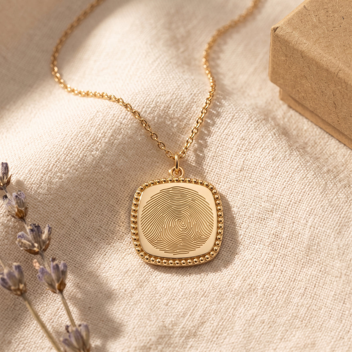 Collier carré perlé gravé d'une empreinte digitale – Atelier Ysole, vue 6