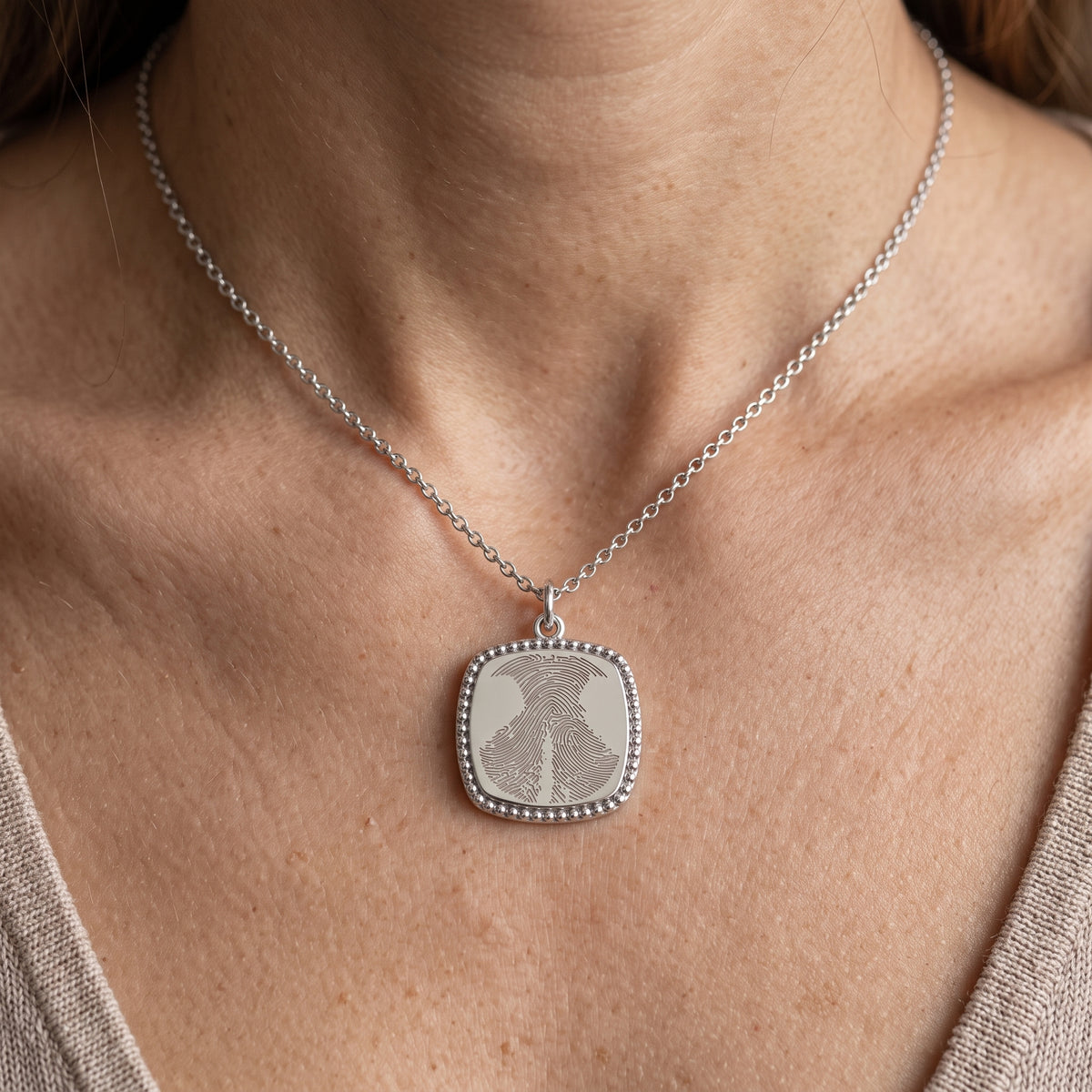 Collier carré perlé gravé d'une empreinte de truffe – Atelier Ysole, vue 3