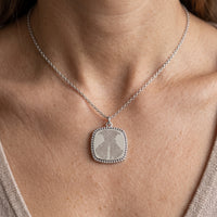 Collier carré perlé gravé d'une empreinte de truffe – Atelier Ysole, vue 3