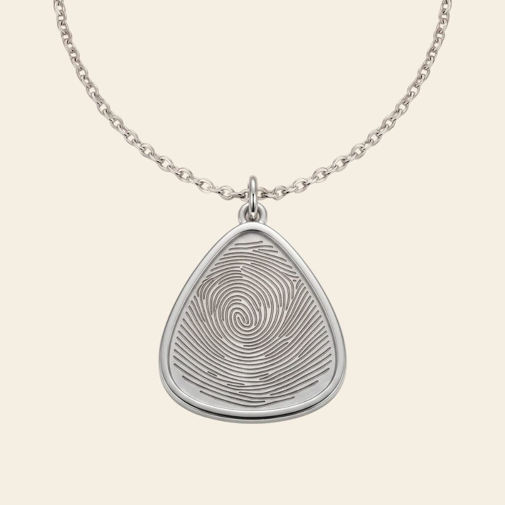 Collier goutte gravé d'une empreinte digitale – Atelier Ysole, vue 2