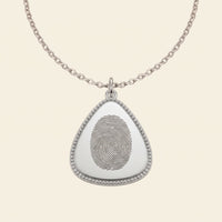 Collier goutte gravé d'une empreinte digitale – Atelier Ysole, vue 4