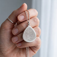 Collier goutte gravé d'une empreinte digitale – Atelier Ysole, vue 6