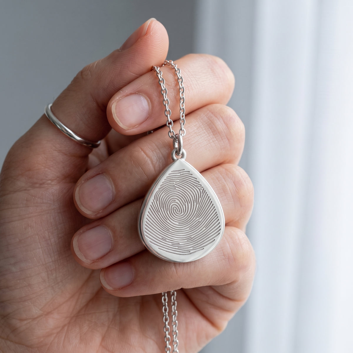 Collier goutte gravé d'une empreinte digitale – Atelier Ysole, vue 6