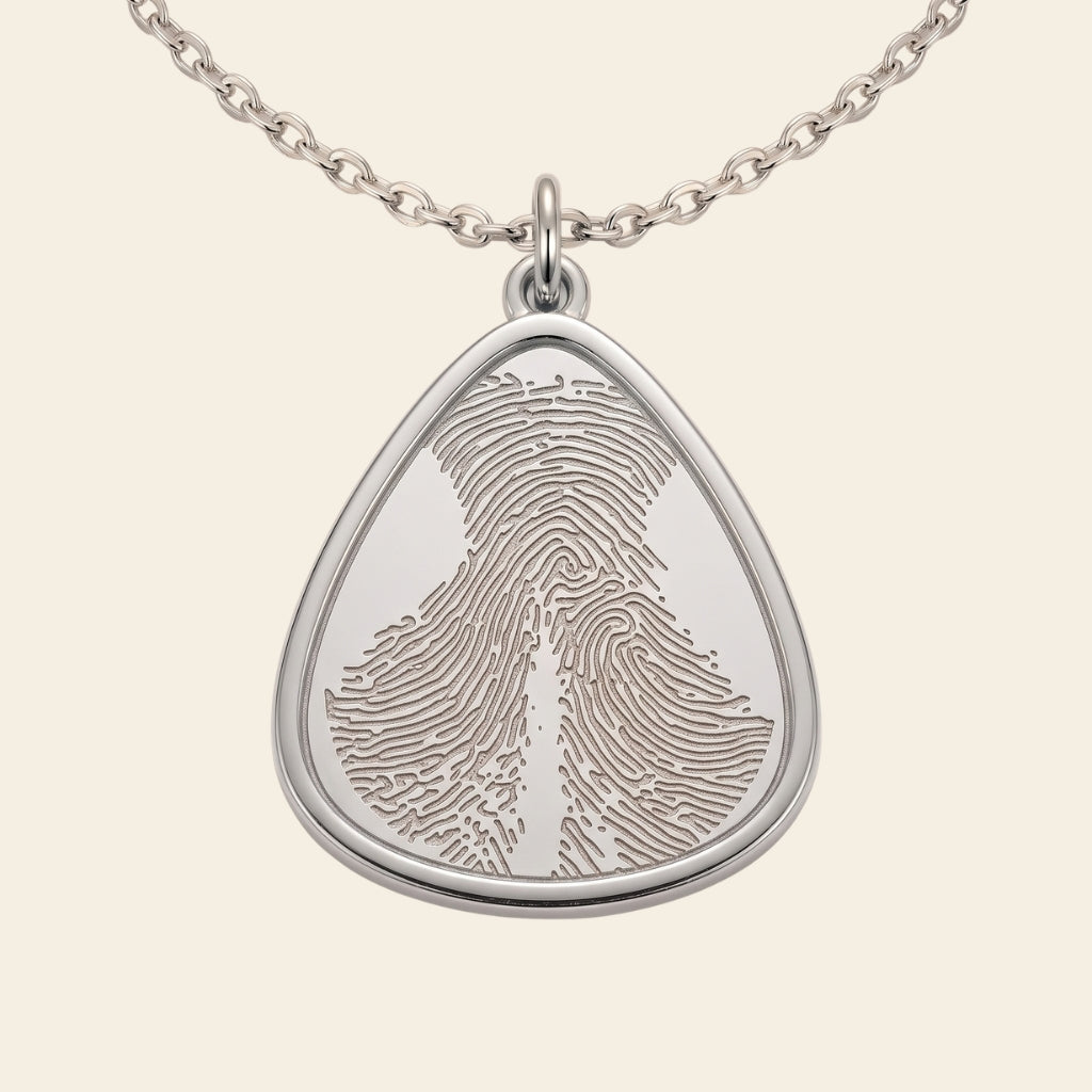 Collier goutte gravé d'une empreinte de truffe – Atelier Ysole, vue 2