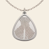 Collier goutte gravé d'une empreinte de truffe – Atelier Ysole, vue 2