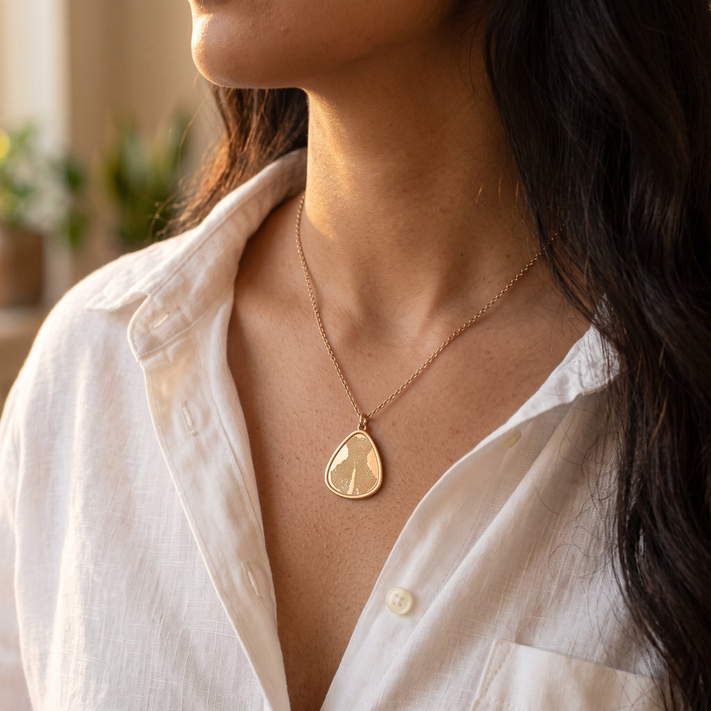Collier goutte gravé d'une empreinte de truffe – Atelier Ysole, vue 3