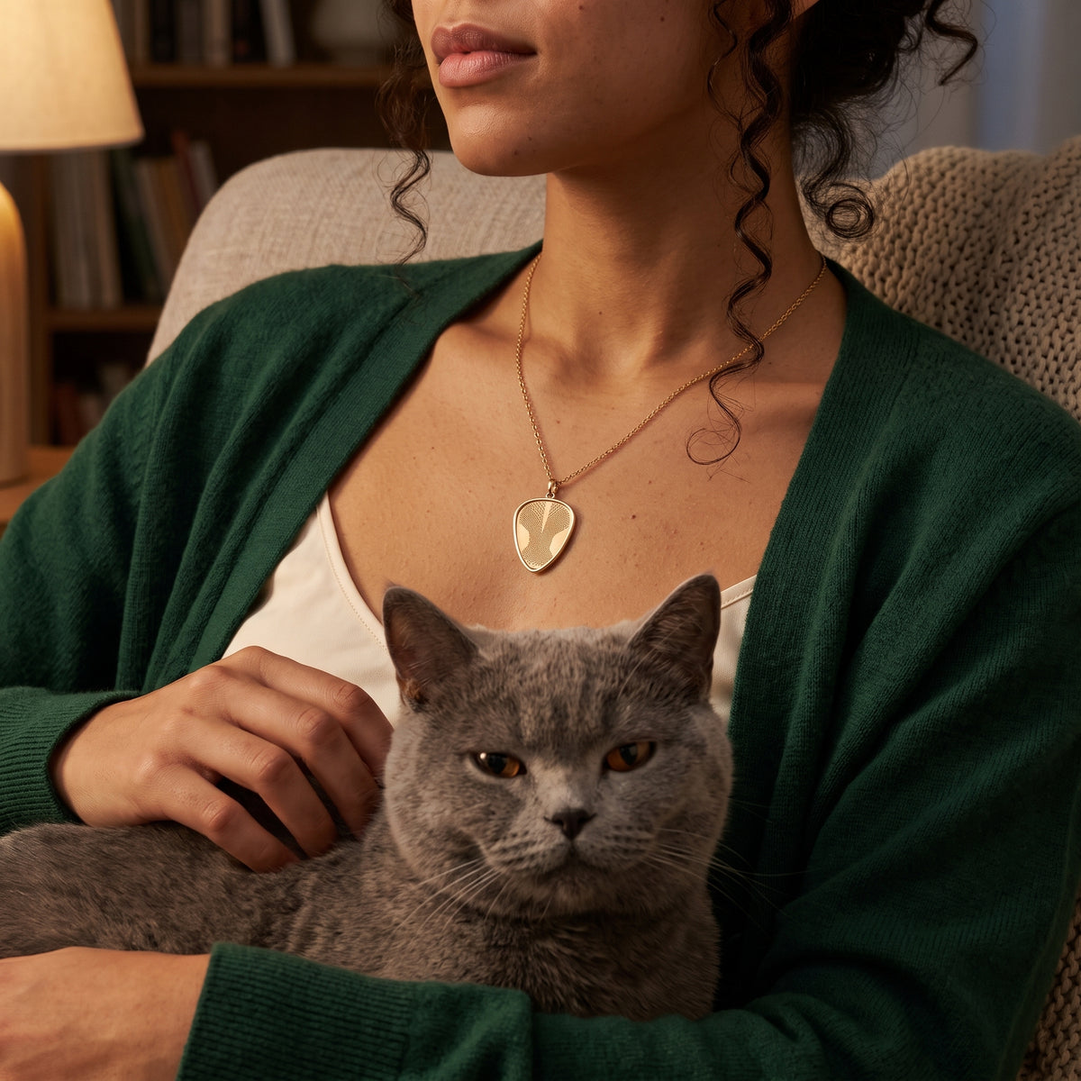 Collier goutte gravé d'une empreinte de truffe – Atelier Ysole, vue 4