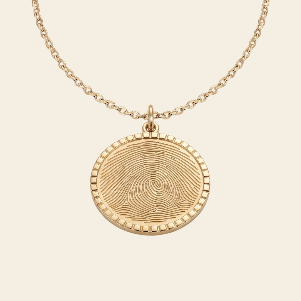 Collier médaille gravé d'une empreinte digitale – Atelier Ysole
