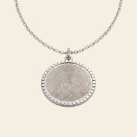 Collier médaille gravé d'une empreinte digitale – Atelier Ysole, vue 2