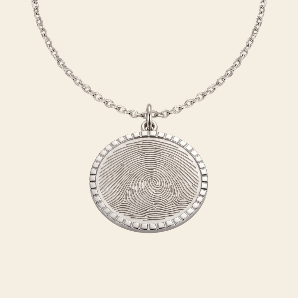 Collier médaille gravé d'une empreinte digitale – Atelier Ysole, vue 2