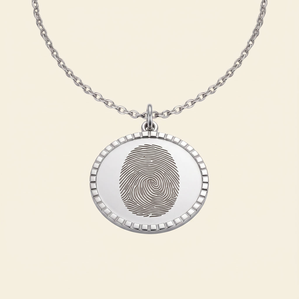Collier médaille gravé d'une empreinte digitale – Atelier Ysole, vue 4