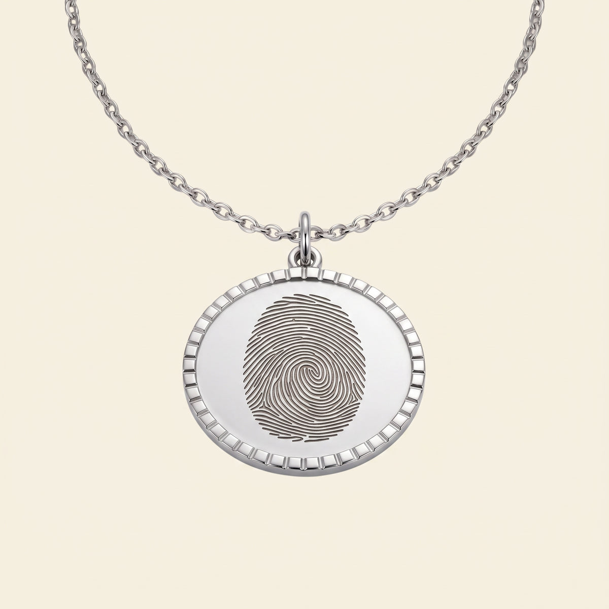 Collier médaille gravé d'une empreinte digitale – Atelier Ysole, vue 4