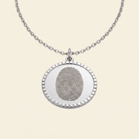 Collier médaille gravé d'une empreinte digitale – Atelier Ysole, vue 4