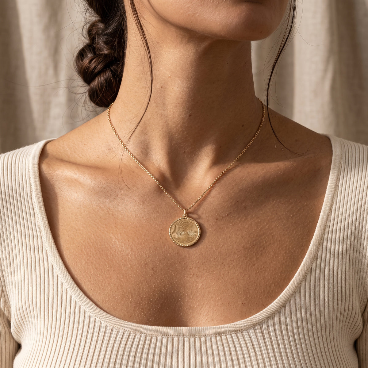 Collier médaille gravé d'une empreinte digitale – Atelier Ysole, vue 5