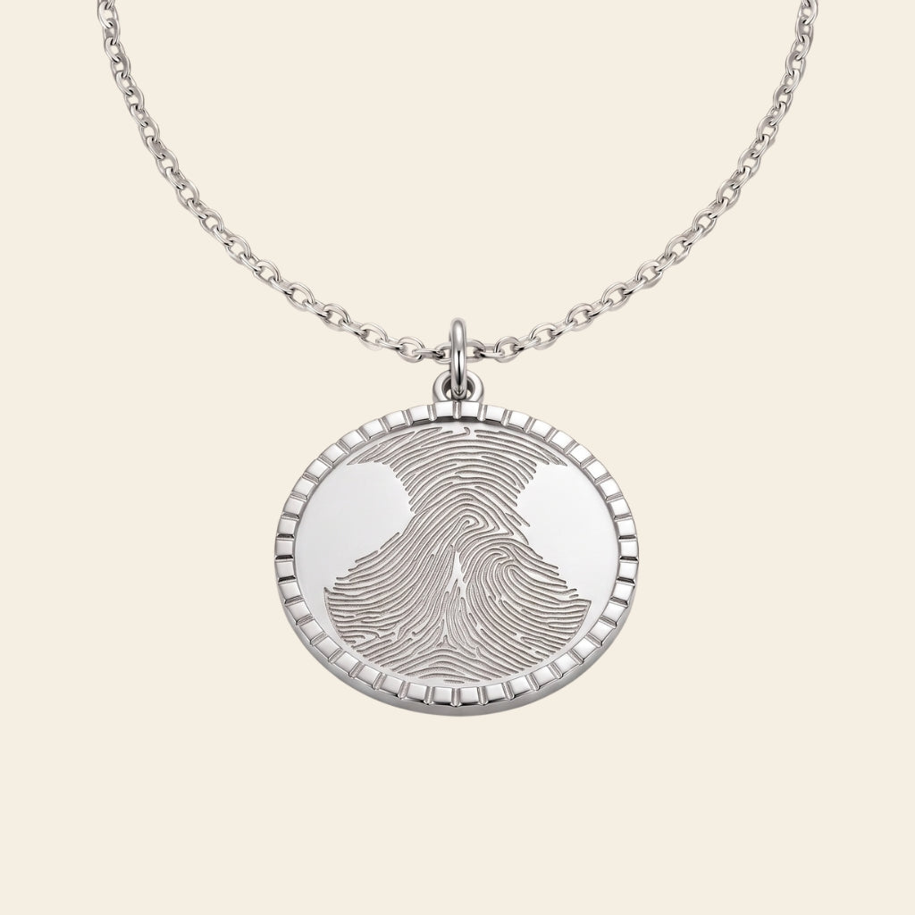 Collier médaille gravé d'une empreinte de truffe – Atelier Ysole, vue 2
