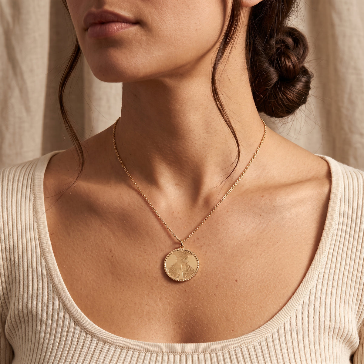Collier médaille gravé d'une empreinte de truffe – Atelier Ysole, vue 3